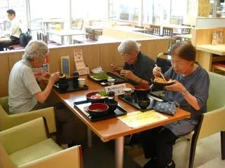 ネオパーサ静岡で昼食を食べている入居者様たち
