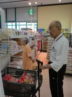 スーパーで買い物している利用者様たち