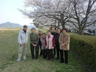 足久保の土手の桜並木と利用者様の記念撮影