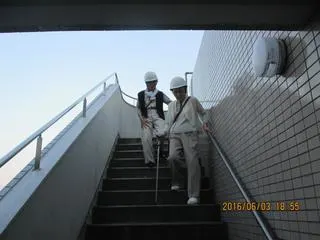 非常階段を降りている職員