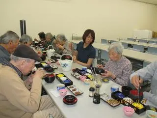 桜海老を食べている入居者様たち