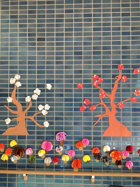 カリタスみわの壁の梅の花の飾り