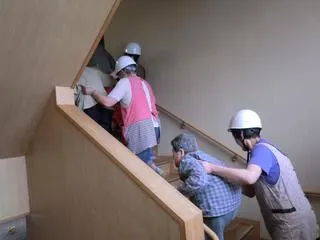 階段を使って避難している入居者様たち