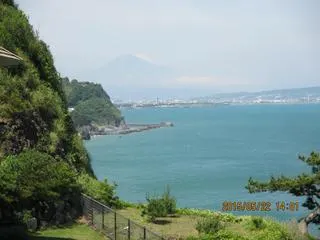 海の向こうに見える富士山