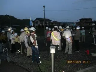 駐車場に待避している入居者様と職員