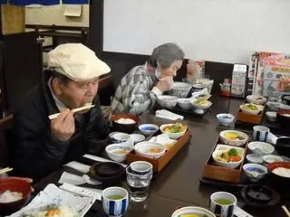 日本平動物園のランチを食べている入居者様たち