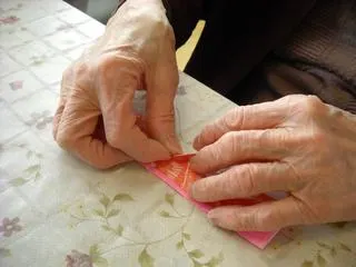 折り紙で雛飾りを作っている様子