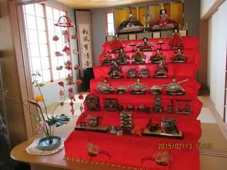 和室に飾られている7段の雛人形