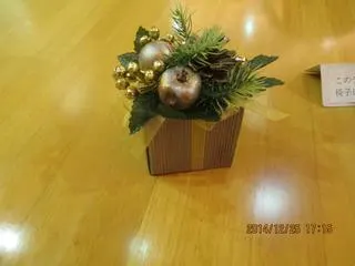 食堂のテーブルのクリスマスの飾り