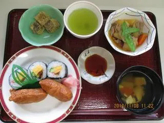 11月8日のお昼の助六寿司
