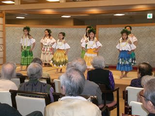 オルオルフラサークルの踊りを観ている入居者様たち