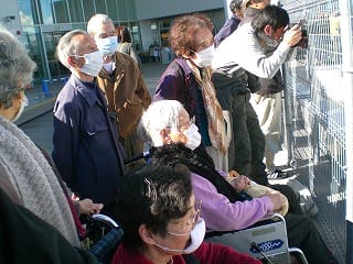 富士山静岡空港を見学している入居者様たち