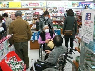 富士山静岡空港売店で買い物している入居者様たち