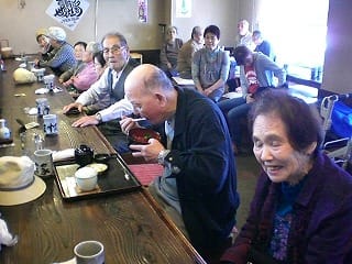 富士山静岡空港のますだやで昼食を食べている入居者様