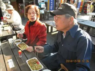 富士宮やきそばを食べている入居者様たち