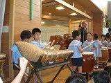 太鼓の練習をしている園児たち