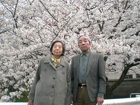 桜と入居者様の記念撮影
