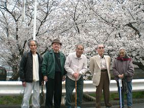 桜と入居者様の記念撮影