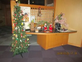 クリスマスの飾りがされた食堂