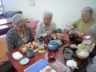 焼津の『与作鮨』さんで昼食を食べている入居者様たち