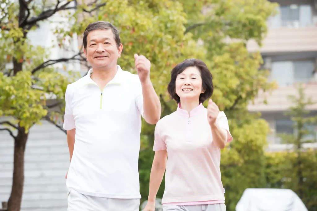 運動している男性と女性
