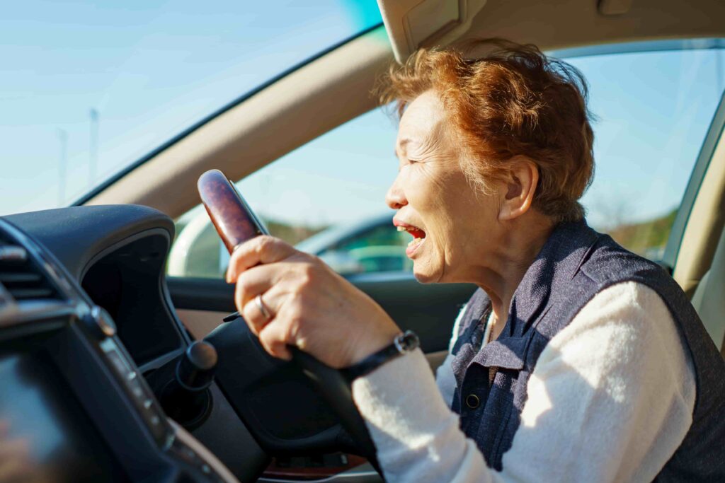 危険運転している高齢者ドライバー