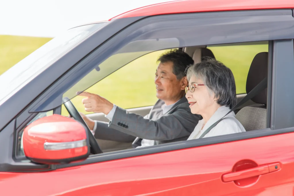安全運転している高齢者ドライバー