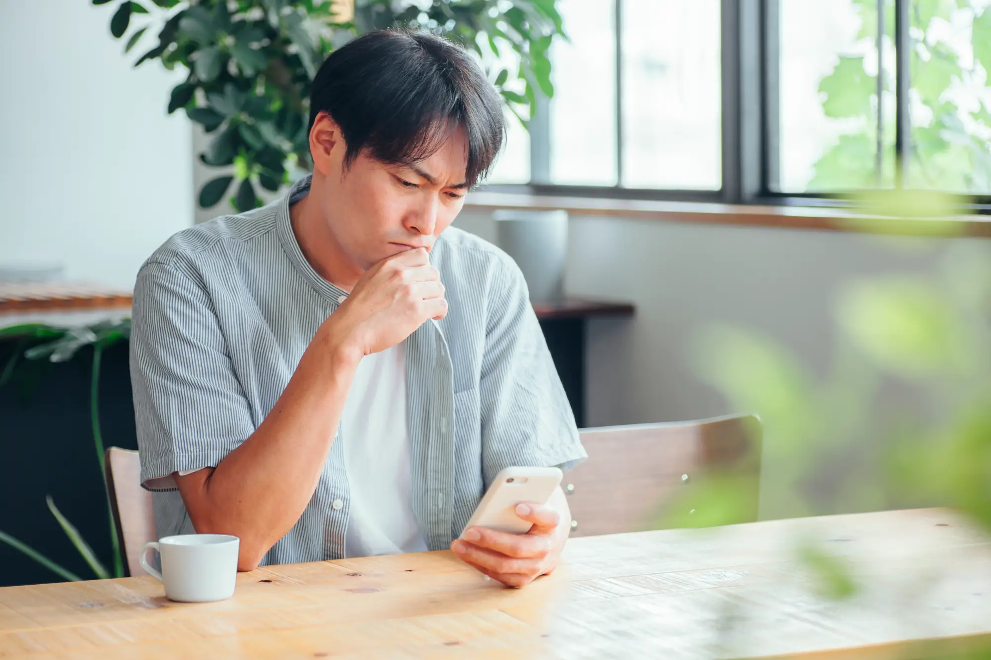 不安を感じている男性
